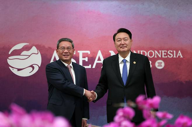 윤석열 대통령이 2023년 9월 인도네시아 자카르타 컨벤션 센터(JCC)에서 열린 한·중국 회담에서 리창 중국 총리와 악수하고 있다. 공동취재사진