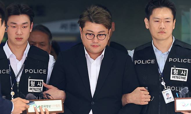 음주 뺑소니 혐의를 받는 가수 김호중이 24일 구속 전 피의자 심문(영장실질심사)을 마친 뒤 서울 서초구 서울중앙지법을 나와 호송차로 향하고 있다. 연합뉴스