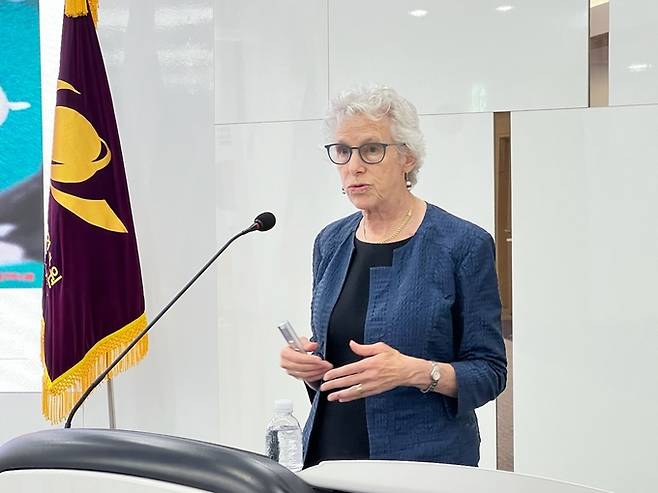 조앤 윌리엄스 미국&nbsp;캘리포니아대 법대 명예교수가 24일 서울 은평구 한국여성정책연구원에서 한국의 초저출생 현상의 배경을 설명하고 있다. 한국여성정책연구원 제공