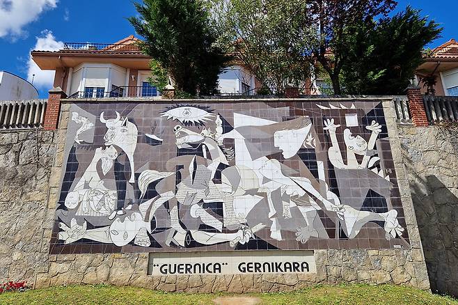 게르니카 중심부 외벽에 전시된 ‘게르니카’ 모작. 원작은 마드리드 레이나 소피아 국립 미술관이 소장하고 있다. ⓒ김진경 제공