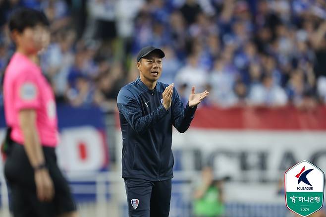 염기훈 감독. /사진=한국프로축구연맹 제공