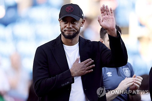 스카이스포츠와 로스풋볼은 25일 김민재 소속팀인 독일 최고 명문 바이에른 뮌헨이 뱅상 콤파니를 감독으로 데려가기 위해 그의 현소속팀 잉글랜드 번리와 위약금 협상이 끝났음을 알렸다. 콤파니 감독은 지난 20일 뮌헨의 첫 전화를 받고 곧장 수락 의사를 표시한 것으로 드러났다. 뮌헨은 다른 감독을 데려오기까지 임시용이라는 의심을 지우기 위해 콤파니 감독에 2027년까지 3년 계약을 제안할 예정이다. 연합뉴스