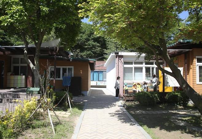 남한산초교(왼쪽 건물)와 병설 유치원(오른쪽 건물) [촬영 최종호]