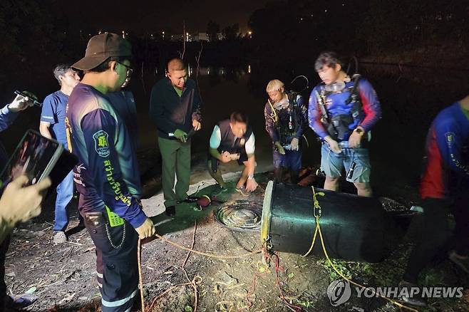 드럼통에 든 시신 발견한 태국 경찰 [AP 연합뉴스 자료사진. 재판매 및 DB 금지]