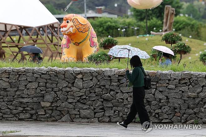 '우산 쓰고' [연합뉴스 자료사진]