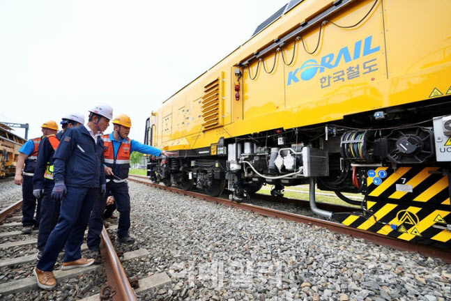 한문희 한국철도공사(코레일) 사장(오른쪽 두 번째)이 지난 24일 오후 오송 고속시설사업단에서 ‘레일밀링차’를 시험 운영하고 있다. (사진=코레일)