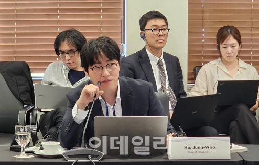 하정우 네이버 퓨처AI센터장이 지난 22일 한국과학기술연구원(KIST)에서 열린 AI 서울 정상회의 AI 글로벌 포럼 전문가세션에서 발언하고 있다.(사진=강민구 기자)