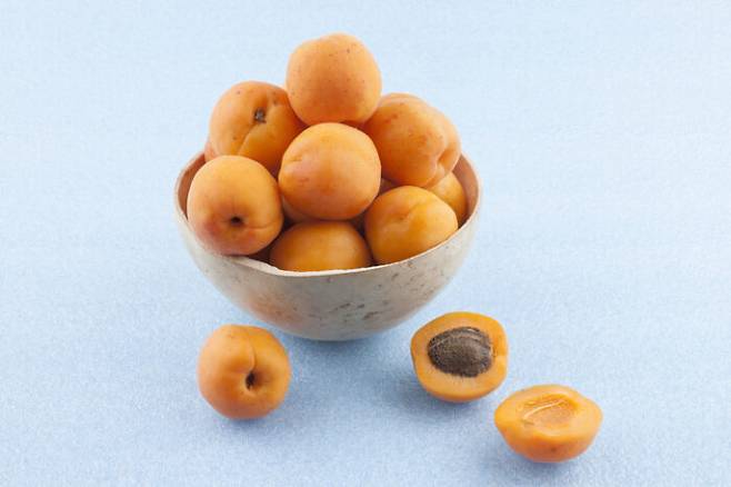 살구는 당분은 적고 수분은 풍부해 부담없이 즐길 수 있는 과일이다. [사진=게티이미지뱅크]
