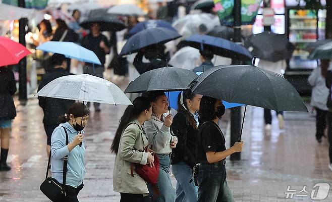 수도권 지역에 비가 내리는 15일 오후 서울 중구 명동거리에서 우산을 쓴 외국인 관광객들이 발걸음을 옮기고 있다. 2024.5.15/뉴스1 ⓒ News1 김진환 기자
