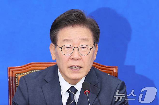 이재명 더불어민주당 대표가 25일 오후 서울 여의도 국회에서 연금개혁 관련 기자회견을 하고 있다. 이 대표는 이날 기자회견에서 "여당이 제시한 소득대체율 44%를 전적 수용하겠다＂고 밝혔다. 2024.5.25/뉴스1 ⓒ News1 신웅수 기자