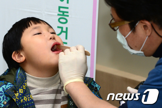 치과 검진 받는 어린이. /뉴스1 ⓒ News1 임세영 기자