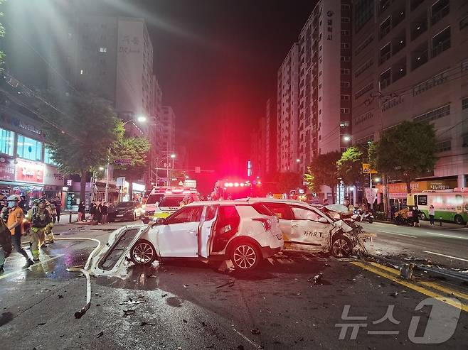 26일 오전 2시 50분께 인천 부평구 부흥오거리 총 4차로 중 1차로에서 티볼리 차량과 택시가 충돌했다.(인천소방본부 제공)2024.5.26/뉴스1