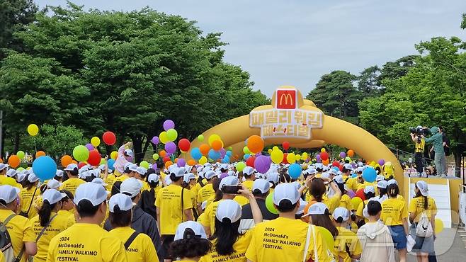 26일 서울 월드컵공원에서 2024 맥도날드 패밀리 워킹 페스티벌 참가자들이 걷기 시작하고 있다. ⓒ News1 이형진 기자