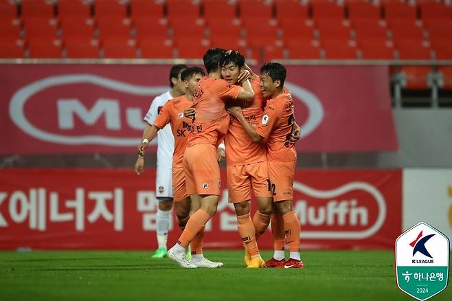 서진수(가운데)가 26일 수원FC전에서 득점 후 동료들의 축하를 받고 있다. 제공 | 한국프로축구연맹