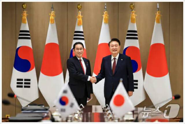 윤석열 대통령이 26일 용산 대통령실 청사에서 열린 한일 정상회담에서 기시다 후미오 일본 총리와 기념촬영을 하고 있다.(대통령실 제공, 뉴스1)