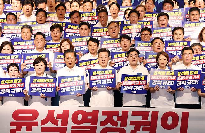 지난 22일 이재명 대표와 더불어민주당 국회의원 당선인들이 충남 예산군에서 열린 워크숍에서 윤석열 대통령의 해병대원 특검법 거부권 규탄 성명을 발표하고 있다. 총선에서 압승한 거대 야당의 각종 진보 어젠다 공세가 펼쳐질 전망이다. /뉴스1