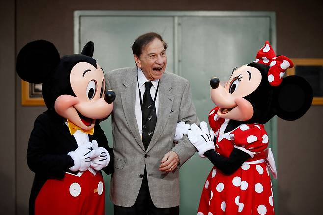 2018년 7월 30일 미국 캘리포니아 버뱅크에서 열린 디즈니 '크리스토퍼 로빈' 월드 프리미어에 앞서 작곡가 리처드 셔먼(가운데)가 디즈니 캐릭터 미키마우스, 미니마우스와 사진을 찍고 있다. /로이터 연합뉴스