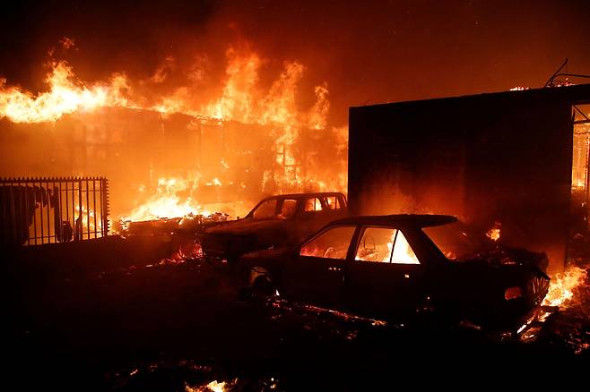지난 2월 2일 칠레에서 발생한 산불로 마을이 화마에 뒤덮인 모습. /AFP