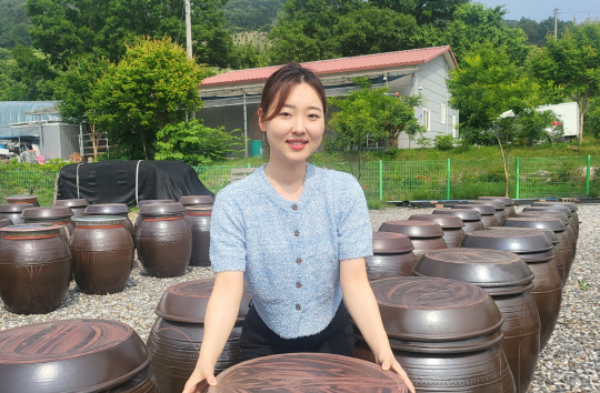 '아나농'의 여성농업인 김민솔 대표는 100% 청양지역에서 나오는 콩과 고추로 전통장류를 제조,  판매한다. 사진=김재근 선임기자
