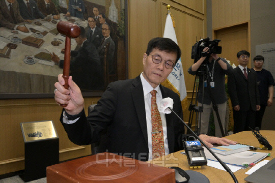 이창용 한국은행 총재가 23일 서울 중구 한국은행에서 열린 금융통화위원회에서 의사봉을 두드리고 있다. 사진공동취재단.