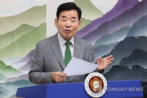 김진표 국회의장이 26일 오전 서울 여의도 국회의장실에서 연금개혁과 관련해 기자간담회를 갖고 있다.  연합뉴스