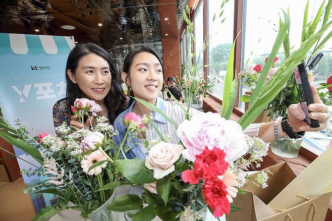 서울 종로구의 플라워카페 '테라스 꾸까'에서 KT 멤버십 Y포차 프로모션 플라워 클래스에 참여한 KT 청년 고객들이 꽃다발을 만들고 있다.