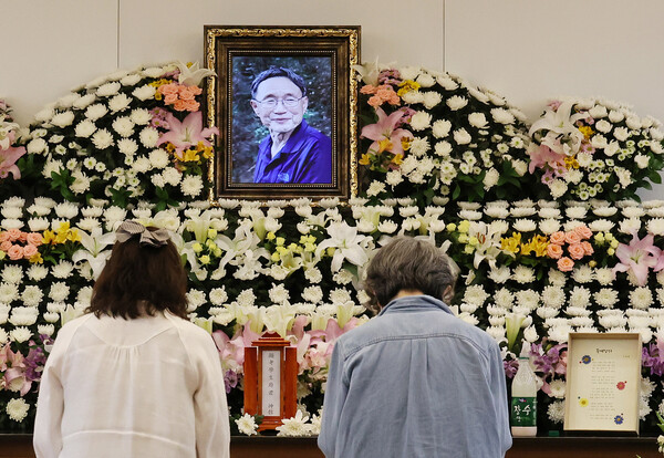24일 오후 고인의 빈소가 마련된 서울 종로구 서울대병원 장례식장을 시민들이 찾아 추모하고 있다. 신소영 기자 viator@hani.co.kr