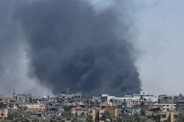 국제사법재판소(ICJ)가 이스라엘에 '라파 공격 중단'을 명령한 24일 가자지구 최남단 라파에서 이스라엘군의 공습으로 인한 검은 연기가 피어오르고 있다. 라파=로이터 연합뉴스