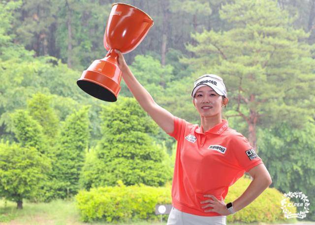 배소현이 26일 경기 여주 페럼 클럽(파72)에서 열린 KLPGA 투어 E1 채리티 오픈에서 우승한 뒤 트로피를 들어 올리고 있다. KLPGA 투어 8년 차인 배소현은 154번째 출전 대회에서 첫 우승을 이뤄냈다. KLPGA 제공