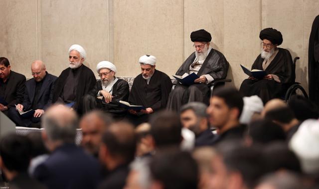 이란 최고지도자 아야톨라 알리 하메네이(윗줄 오른쪽 두 번째)가 25일 테헤란에서 열린 에브라힘 라이시 이란 대통령 추모식에 참석해 있다. 라이시 대통령은 지난 19일 발생한 헬기 추락 사고로 숨졌다. 테헤란=EPA 연합뉴스