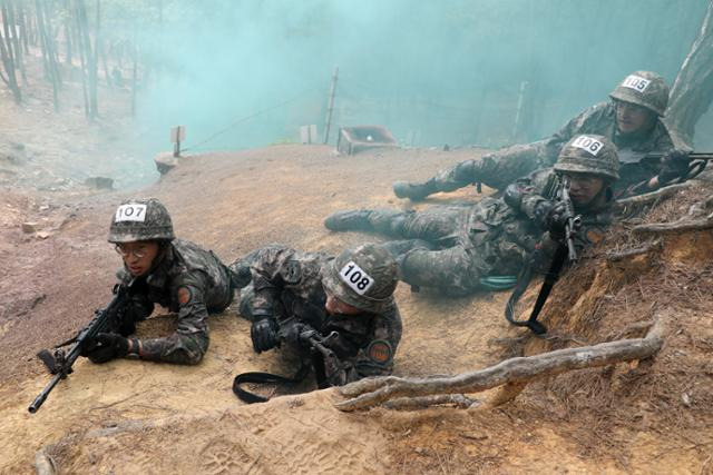 대구 육군 50사단 신병교육대대 각개전투 교장에서 6일 훈련병들이 각개전투 훈련을 하고 있다. 사진은 기사 내용과 관련 없음. 뉴스1