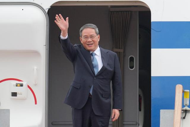 리창 중국 총리가 26일 경기 성남시 서울공항에 도착해 취재진을 향해 손을 흔들고 있다. 성남=AP 연합뉴스