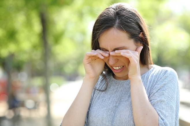 알레르기 결막염 때문에 눈이 가려울 땐 인공눈물을 수시로 넣고, 냉찜질을 하자. 비비면 그 순간에는 증상이 호전되는 것 같다가도 곧 가려움증이 더 심화된다./클립아트코리아