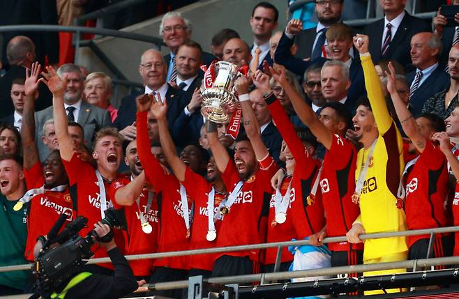 <yonhap photo-0545="">맨체스터 유나이티드 선수들이 25일 영국 런던의 웸블리 스타디움에서 열린 2023~24 FA컵 결승전에서 맨체스터 시티를 꺾고 우승을 차지한 뒤 우승 세리머니를 하고 있다. 로이터=연합뉴스</yonhap>