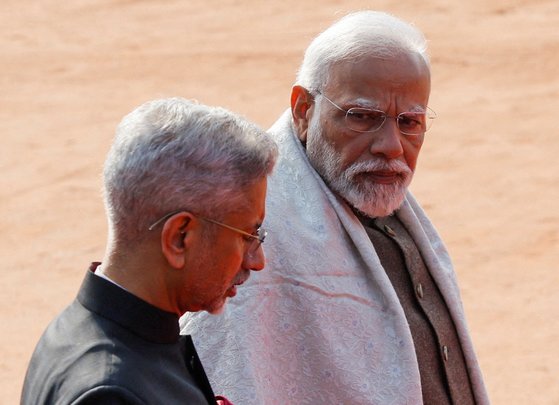 나렌드라 모디 인도 총리(오른쪽)가 2023년 12월 5일 인도 뉴델리에서 자이샨카르 장관과 대화하고 있다. 로이터=연합뉴스