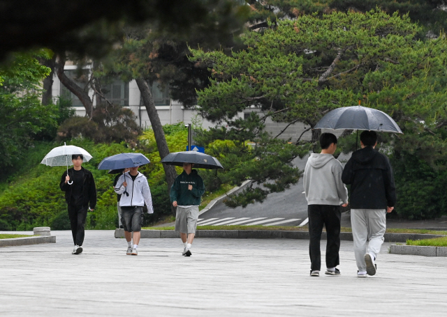 ▲ 강원도내 대부분 지역에서 오후부터 비가 내린 지난 15일 강원대학교 춘천캠퍼스에서 학생들이 우산을 쓰고 이동하고 있다. 유희태