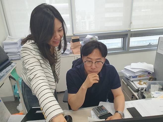 김현정 팀장(왼쪽)이 장세욱 본부장과 재무제표 분석에 대한 회의를 하고 있다. 윤현주 기자
