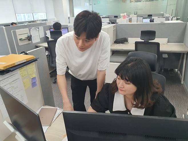윤재성 대리(왼쪽)와 이소희 사원이 지상기지국 사용료를 검토하고 있다. 윤현주 기자