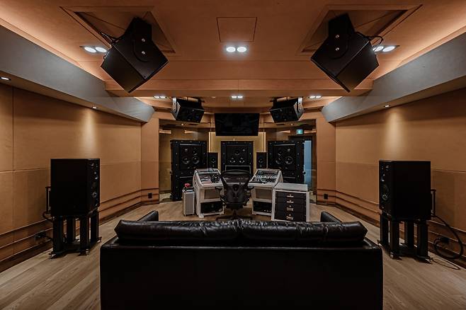 비케이앤미디어 스튜디오 내부. 이 곳은 돌비 애트모스 포맷의 모든 작업을 처리할수 있으며 라이브 스트리밍 시스템도 구비돼 있다. 윤현주 기자