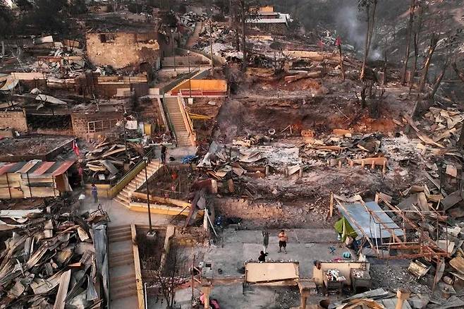 지난 2월 최악의 산불이 덮친 칠레 발파라이소주의 한 마을이 전소돼 잿더미가 됐다. AFP연합뉴스