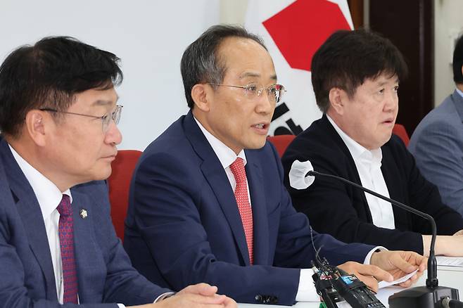 국민의힘 추경호 원내대표(가운데)가 26일 서울 여의도 국회에서 기자간담회를 열고 연금개혁안 처리 등 현안에 대한 입장을 밝히고 있다. 연합뉴스
