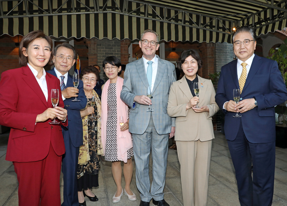From left: People Power Party Rep. Na Kyung-won, former Prime Minister Han Seung-soo, Han’s wife Hong So-ja, Youngkee Crooks, British Ambassador to Korea Colin Crooks, Veterans Minister Kang Jung-ai and former Foreign Minister Park Jin attend the first King’s Birthday Party held at the British Embassy in Jung District, central Seoul, on Thursday evening. [PARK SANG-MOON]