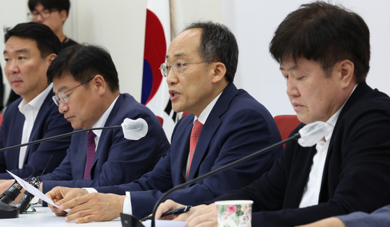 People Power Party floor leader Choo Kyung-ho, second from right, speaks during a meeting with the press at the National Assembly in western Seoul on Sunday. [NEWS1]