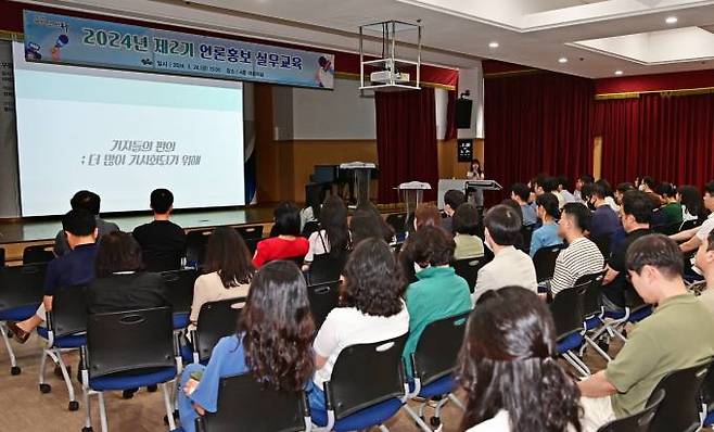 TBC 남효주 기자가 동구청 직원들을 대상으로 언론홍보 실무교육을 하고 있다. 동구청 제공