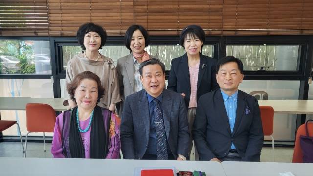 앞줄 왼쪽부터 전도왕 김용순 권사, 전석범 목사, 임승채 목사.