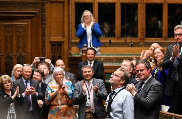 영국 보수당 하원 의원 크레이그 맥킨레이(58)가 지난 22일(현지시간) 8개월 만에 의회에 출석하자 동료 의원이 기립박수를 치고 있다. AFP연합뉴스