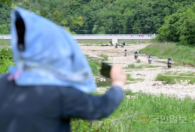 밭 일을 하던 청송 주민도 핸드폰을 꺼내들고 레이스 참가자들을 찍고 있다.