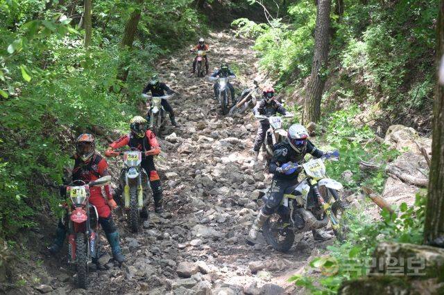 개미지옥 구간에선 바이크들이 빠져나가기 힘들어 겹쳐있는 모습을 보이고 있다.