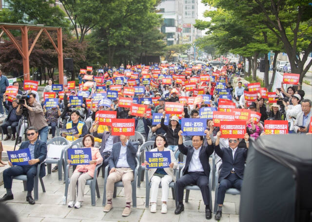 25일 인천 서구청 앞에서 열린 인천시 이관 촉구 주민 궐기대회에서 참석자들이 구호를 외치고 있다. 인천경실련 제공