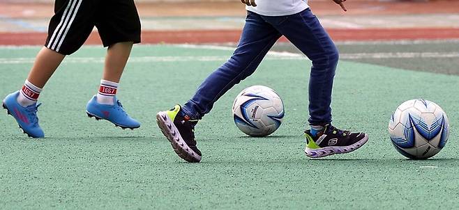 서울의 한 초등학교 운동장에서 학생들이 축구 연습을 하고있다. [매경DB]